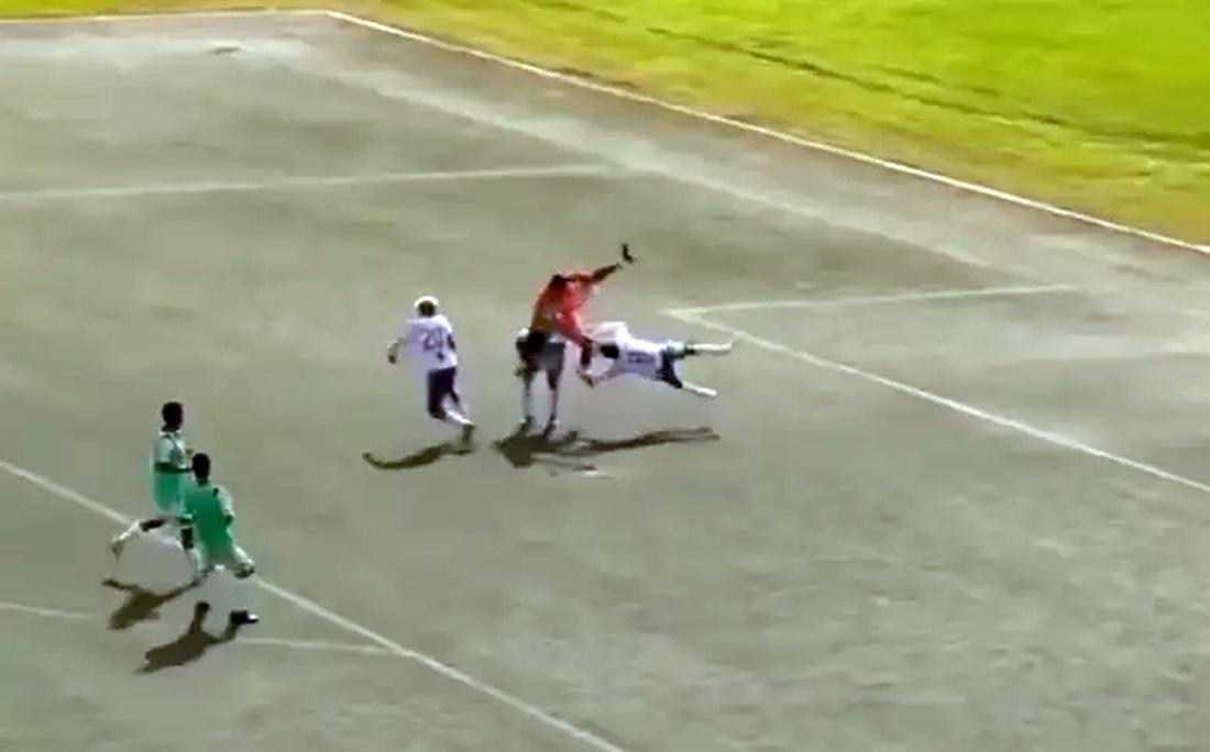 Jogador de futebol morre após choque de cabeça com adversário