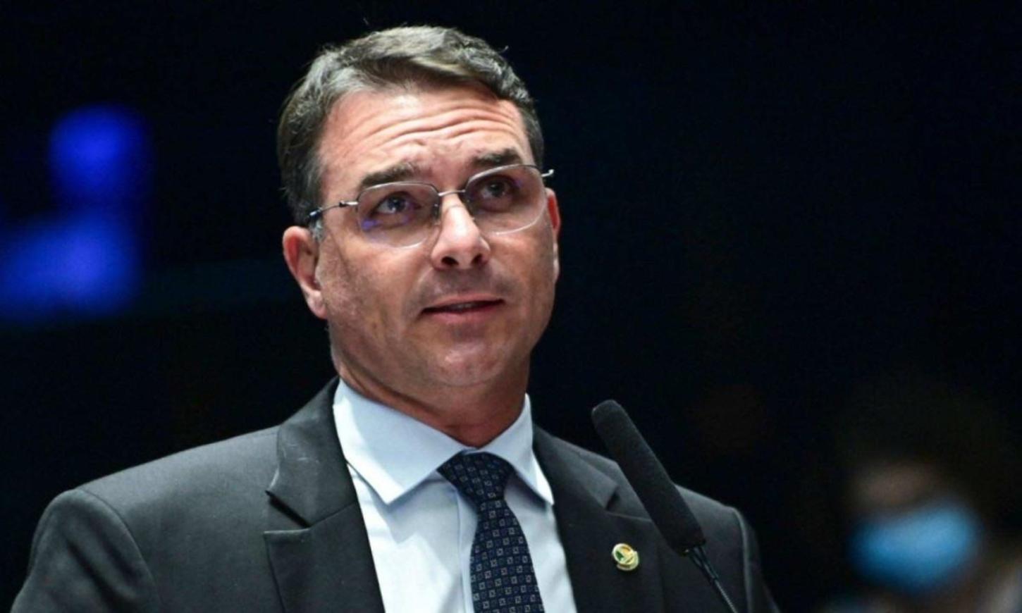 Líder do PL diz que não, mas Flávio Bolsonaro admitiu que anistia beneficia Jair