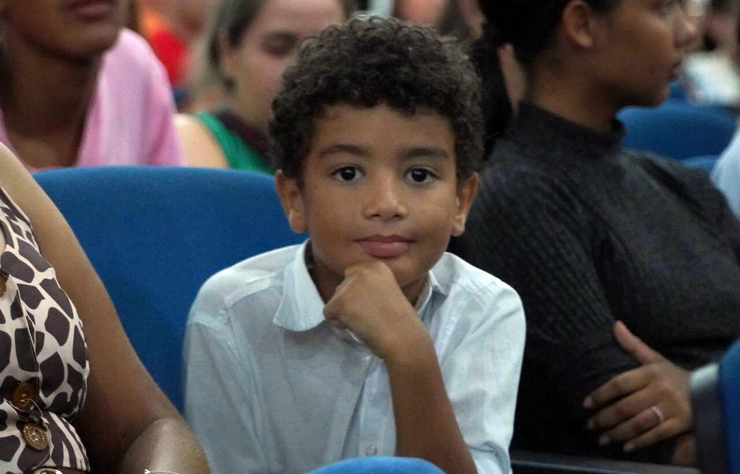 Menino aprende Libras para se comunicar com colega de sala