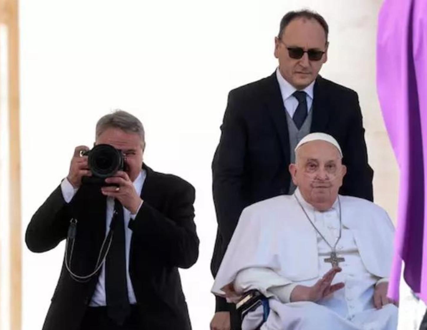 Papa Francisco reaparece em público após pneumonia e agradece fiéis em cadeira de rodas