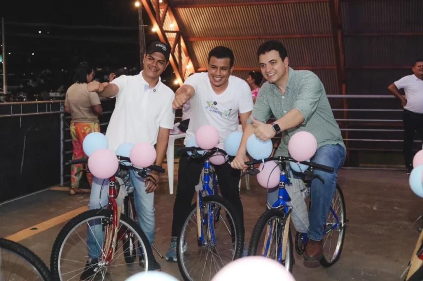 Prefeito Adailton Fúria entrega 800 bicicletas e oficializa novo piso salarial para professores