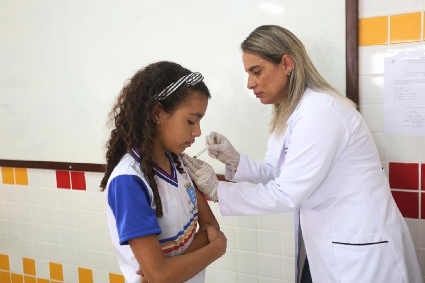 Saúde na Escola: 8 em cada 10 escolas públicas participam de campanha para ampliar vacinação