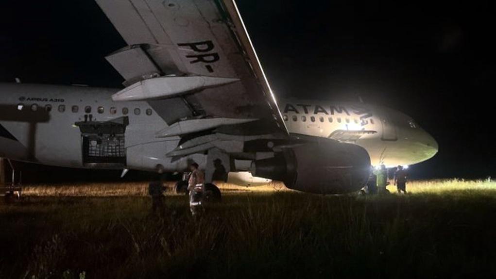 VÍDEO: Avião da Latam com 107 passageiros sai da pista durante o pouso em SC