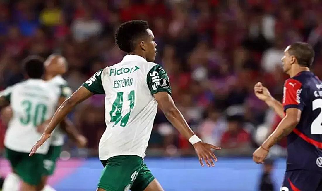 Estêvão e Vitor Roque marcam, Palmeiras bate Cerro e garante classificação na Libertadores
