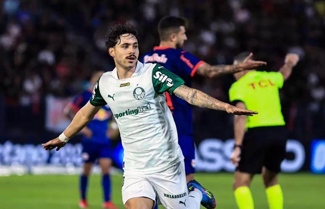 Palmeiras vira sobre Red Bull Bragantino e mantém liderança do Brasileirão