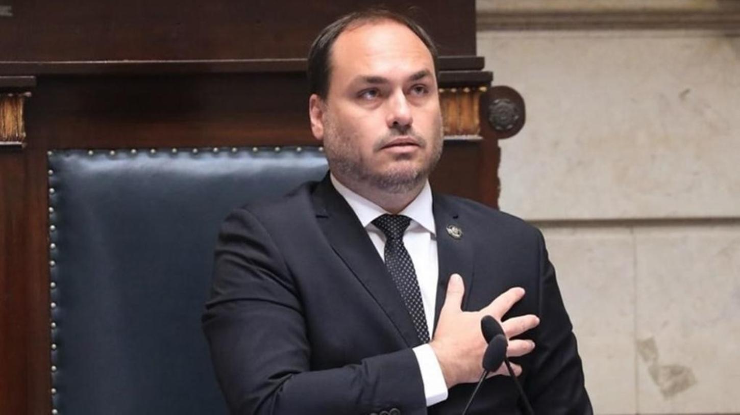 Carlos é internado após prisão domiciliar de Bolsonaro