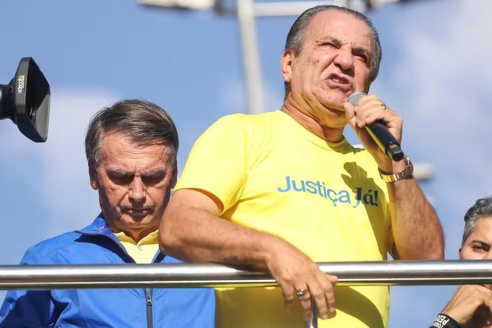 PF indicia Jair e Eduardo Bolsonaro por coação na ação penal do golpe e faz buscas contra o pastor Silas Malafaia