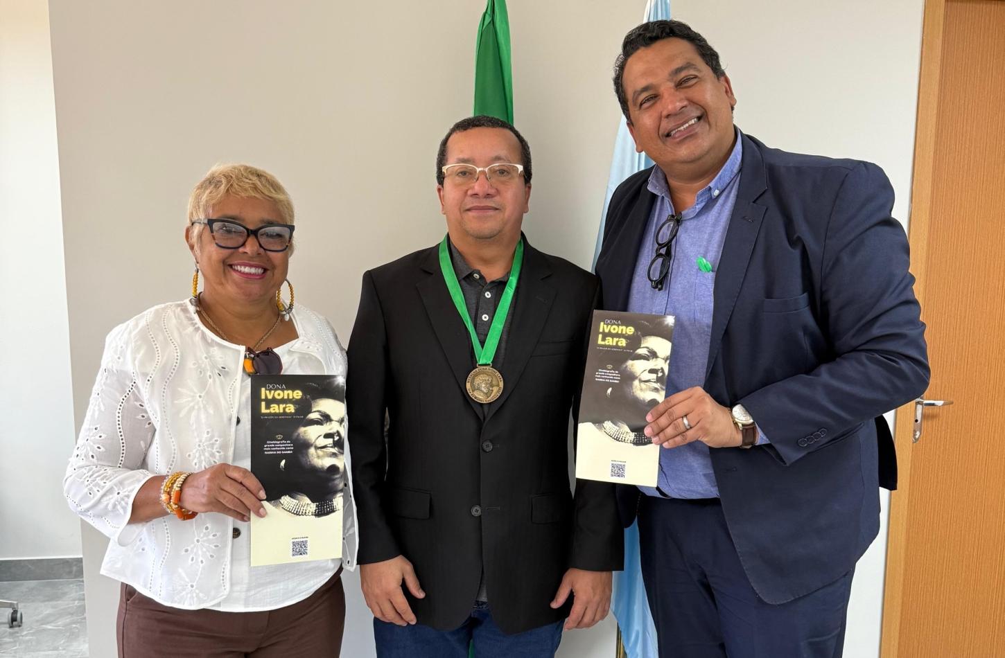 Presidente do Cofen recebe deputada federal enfermeira Rejane e recebe Medalha Dona Ivone Lara