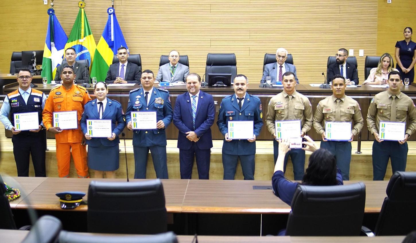 Cirone preside sessão de homenagem a TJ, TRE, mães atípicas e bombeiros militares 