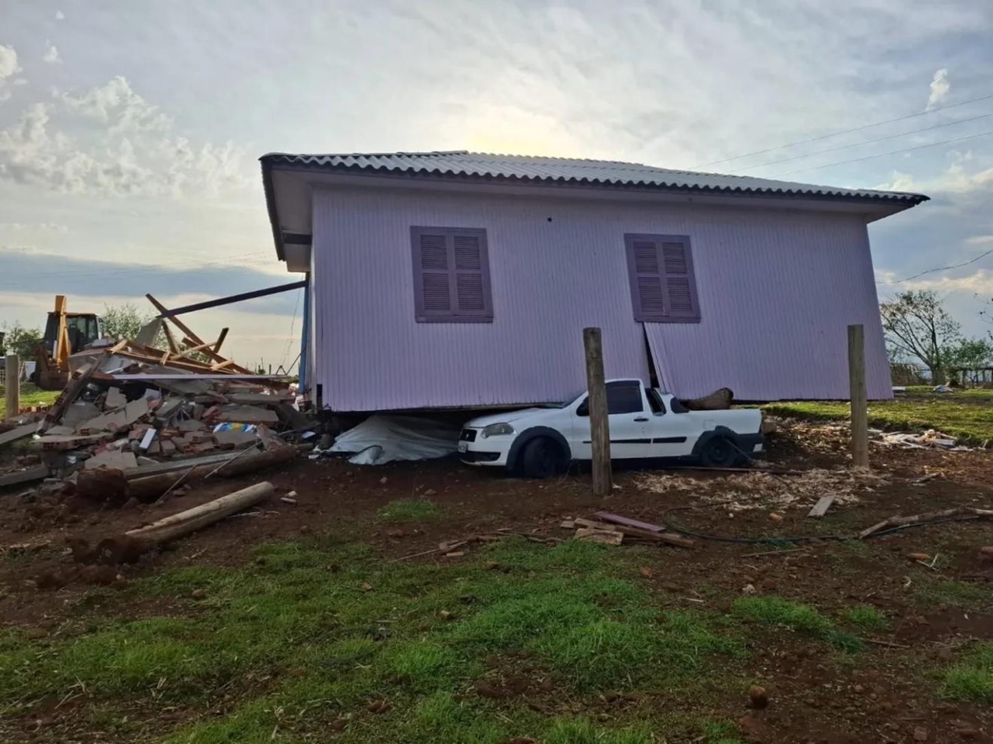 Destruição em SC: casa vai parar em cima de carro após forte temporal
