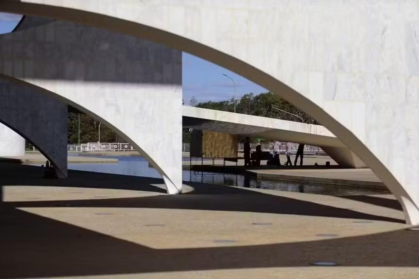 Homem tenta invadir Palácio do Planalto, em Brasília, leva dois tiros de borracha e é preso