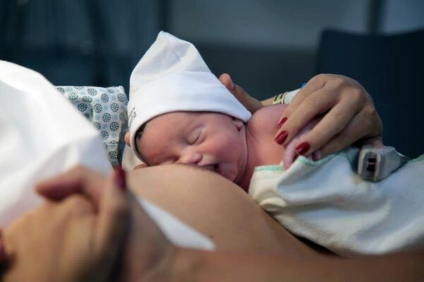 Contato pele a pele entre mãe e bebê deve ser cuidado padrão no nascimento