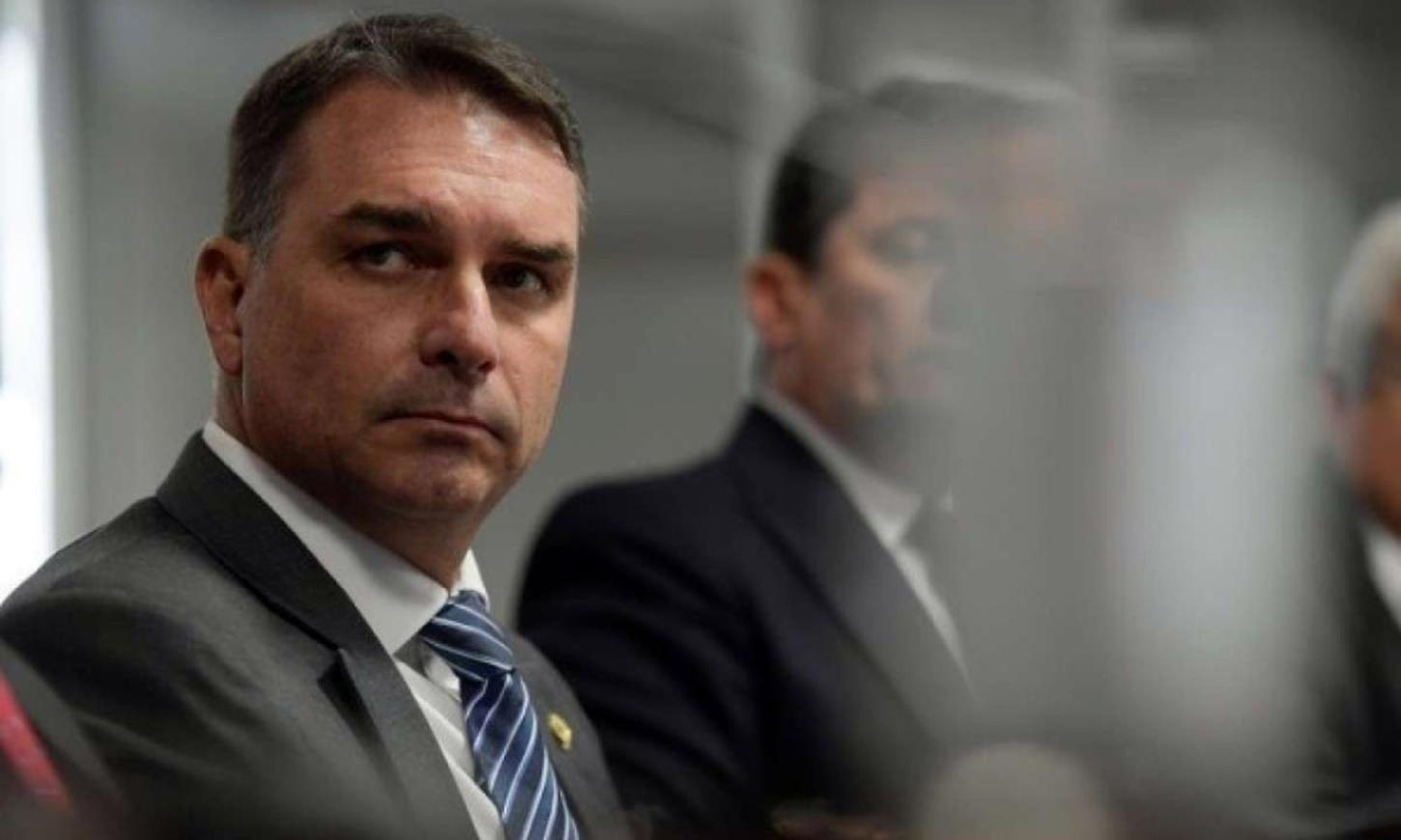 Flávio Bolsonaro sugere que EUA bombardeiem a Baía de Guanabara