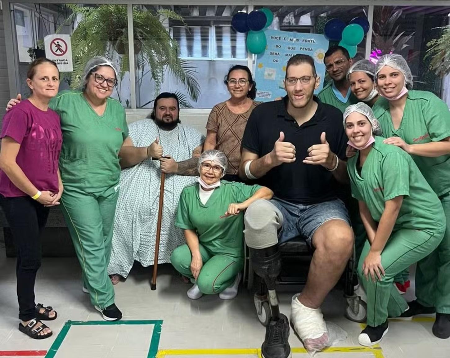 Homem mais alto do Brasil recebe alta hospitalar após amputar a segunda perna