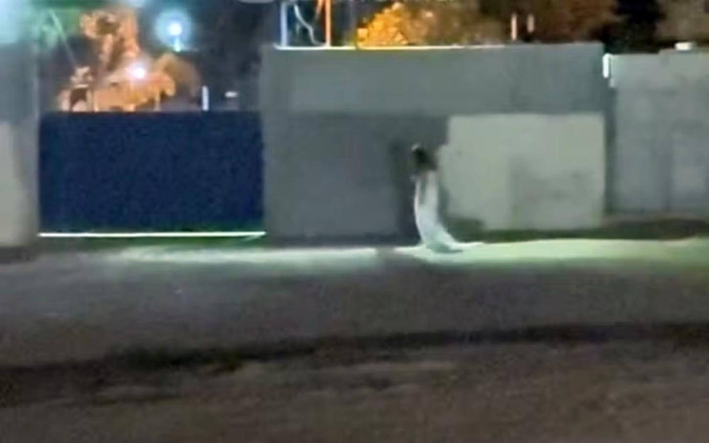 SINISTRO - Vestida de noiva, mulher chama atenção ao andar em frente a cemitério em Goiás