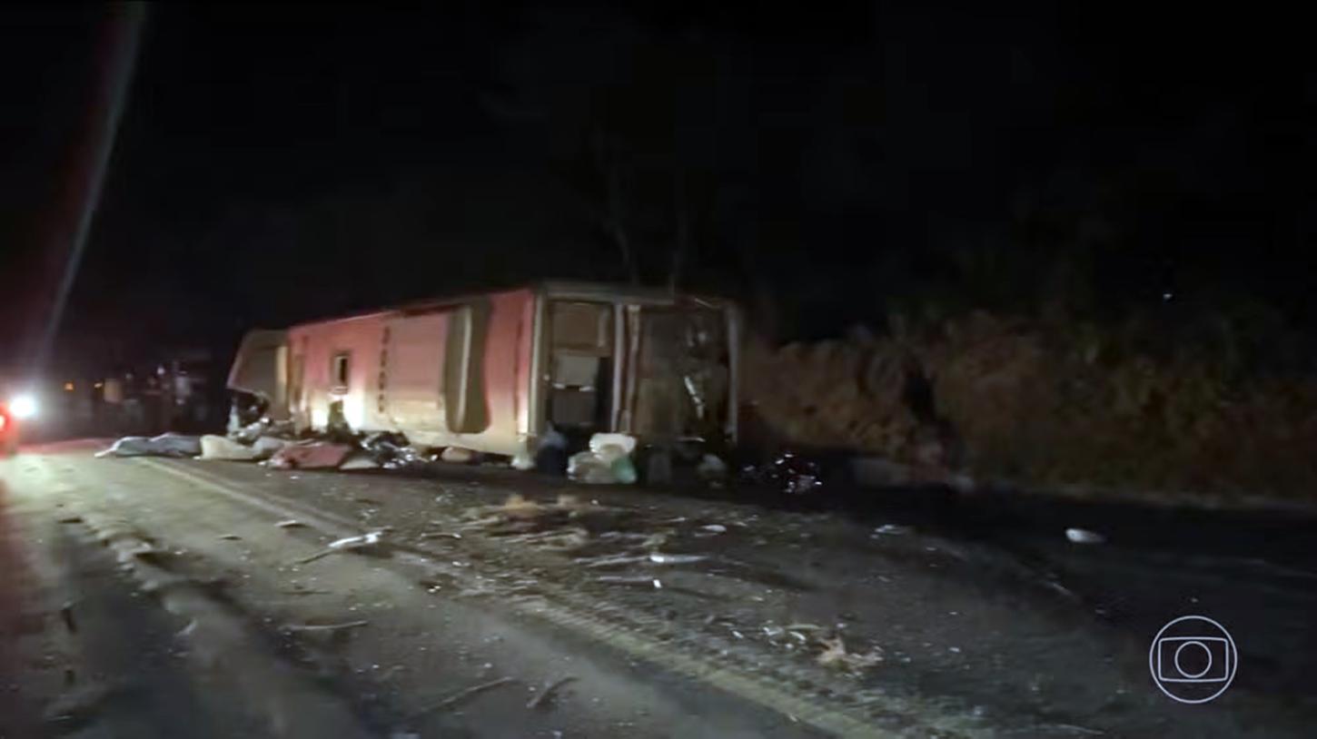 TRAGÉDIA - Acidente de ônibus deixa 17 mortos em Pernambuco