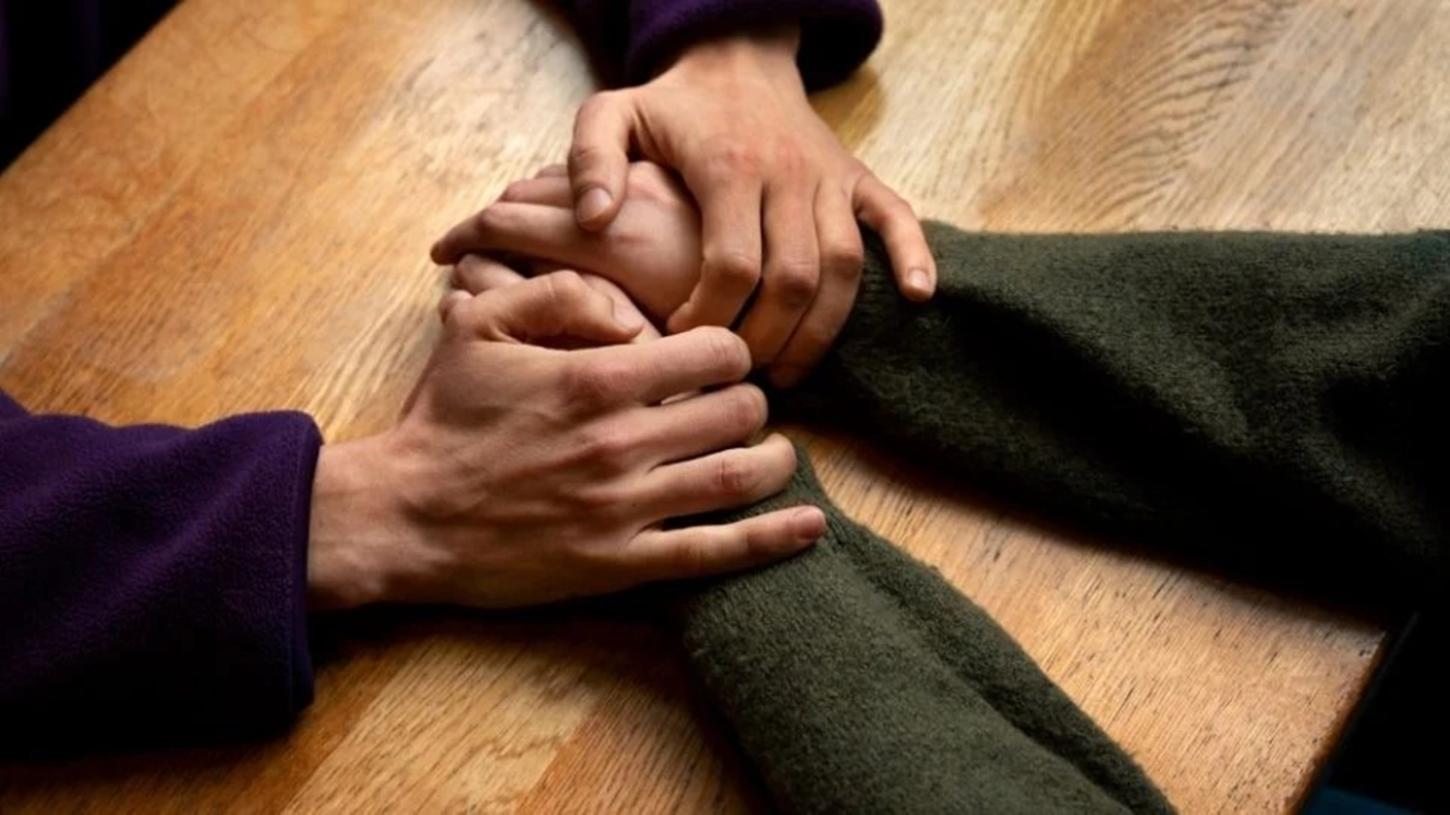 Você nunca deve usar essa frase para consolar alguém, segundo a psicologia