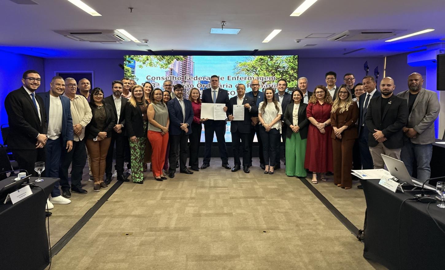 Cofen entrega proposta de emenda que amplia representatividade da Enfermagem ao deputado Bruno Farias