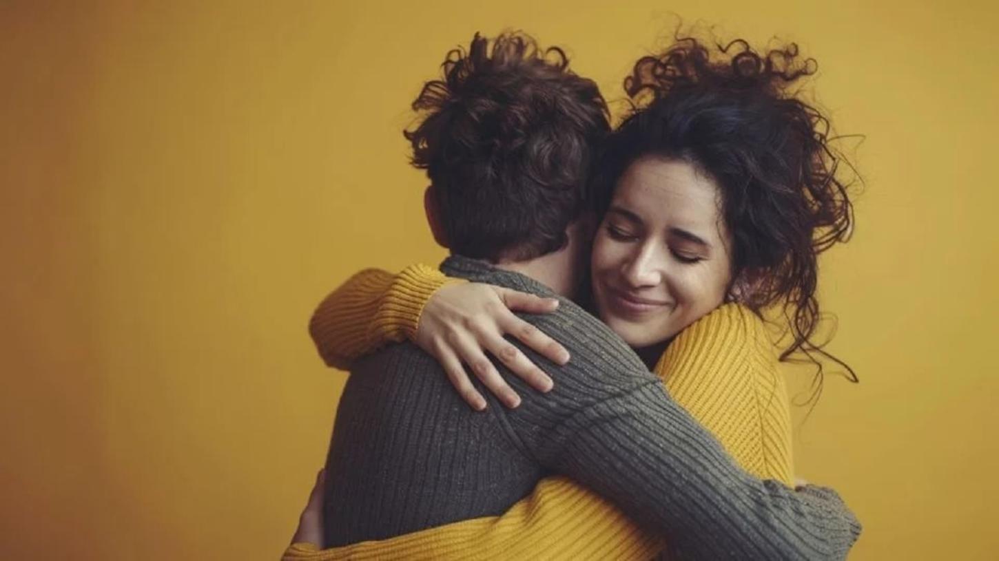 Depressão sorridente: 7 sinais de que alguém está fingindo estar bem, segundo a psicologia