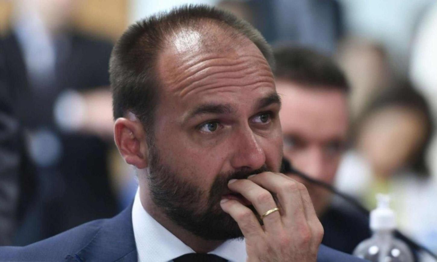 Eduardo compartilha post acusando Nikolas de querer se livrar de Bolsonaro