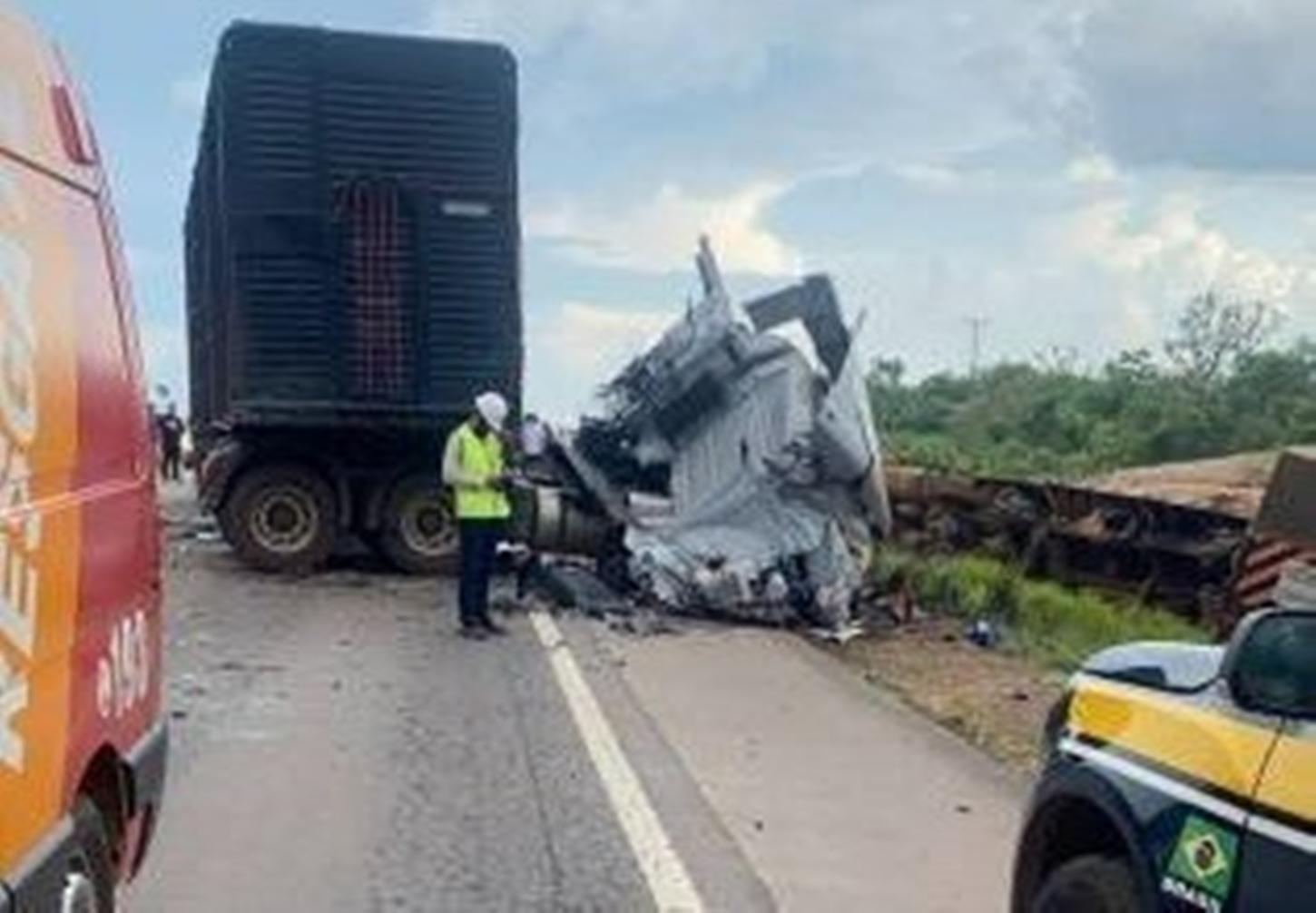 Em Rondônia, caminhoneiro morre após grave acidente envolvendo três carretas na BR-364
