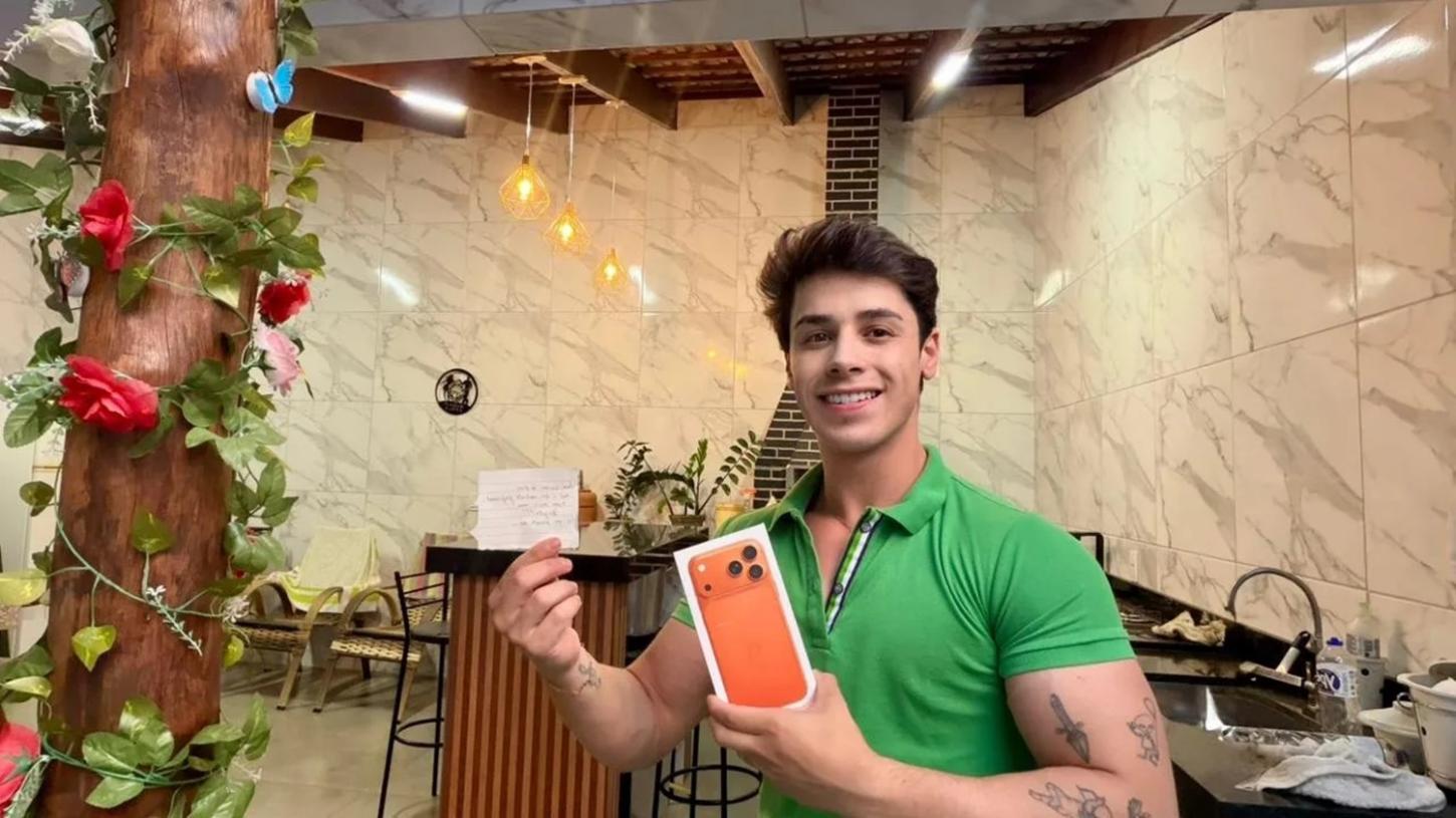 Enfermeiro de Anápolis ganha iPhone do ano de paciente misterioso e bilhete revela o motivo