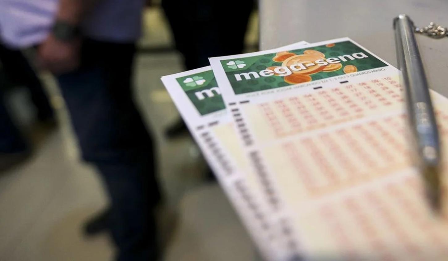 Quanto rendem os R$ 100 milhões da Mega-Sena por mês?
