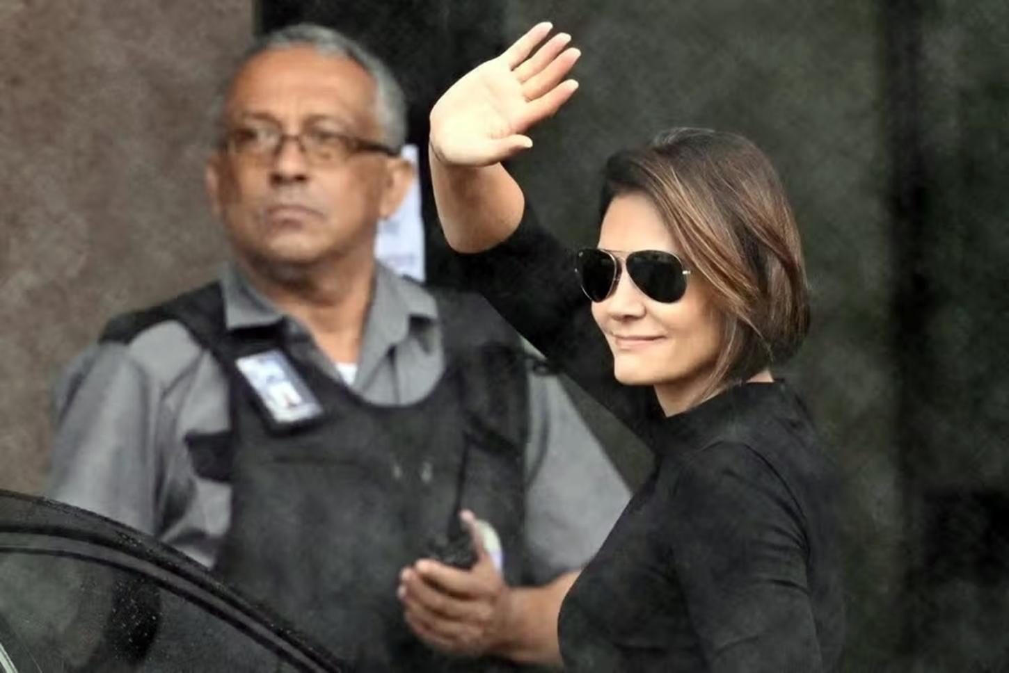 Filhos de Jair Bolsonaro entram em colisão com Michelle após ex-primeira-dama criticar o PL