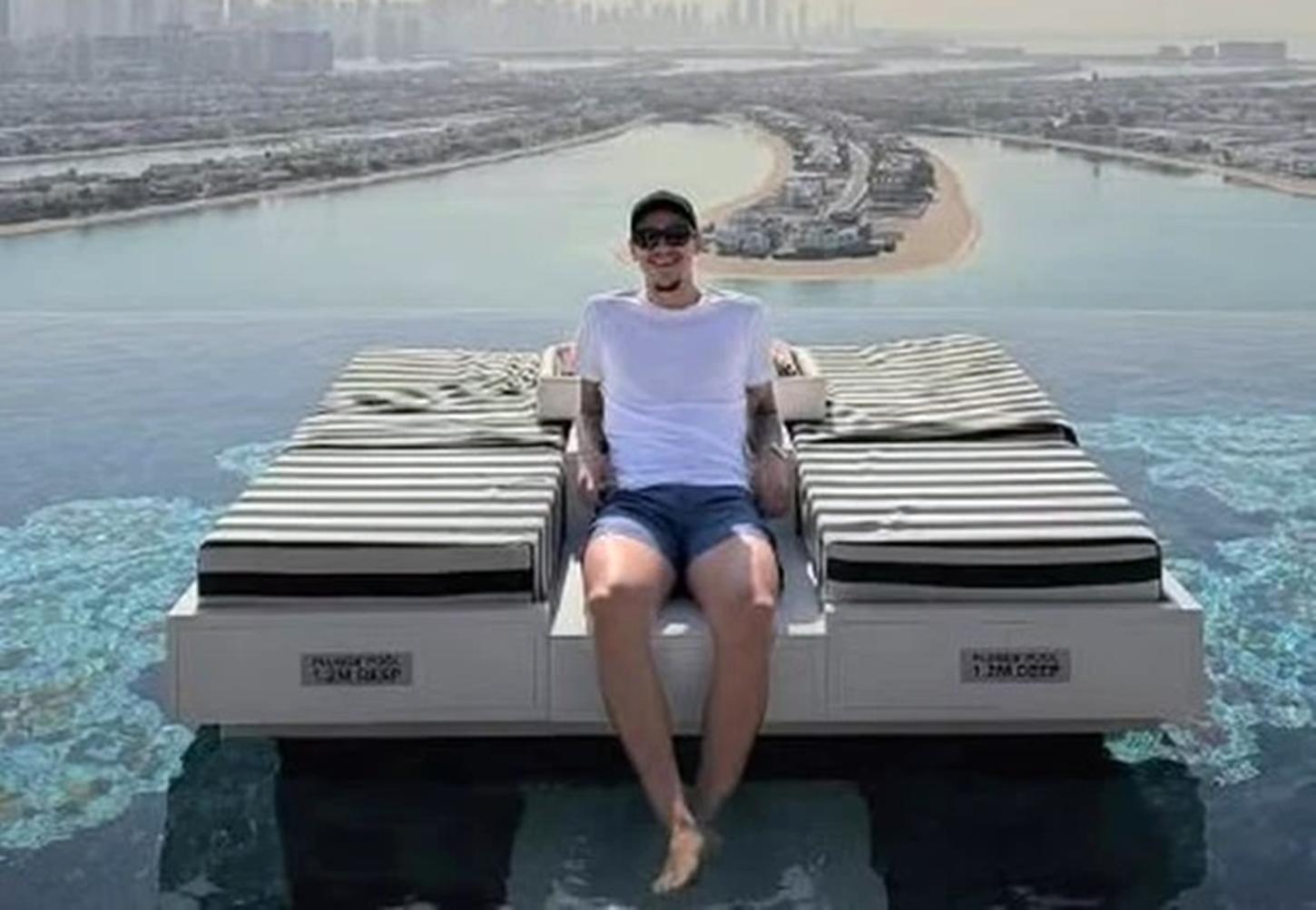 Jogador curte férias em hotel mais caro do mundo; diária da suíte principal custa R$ 554 mil