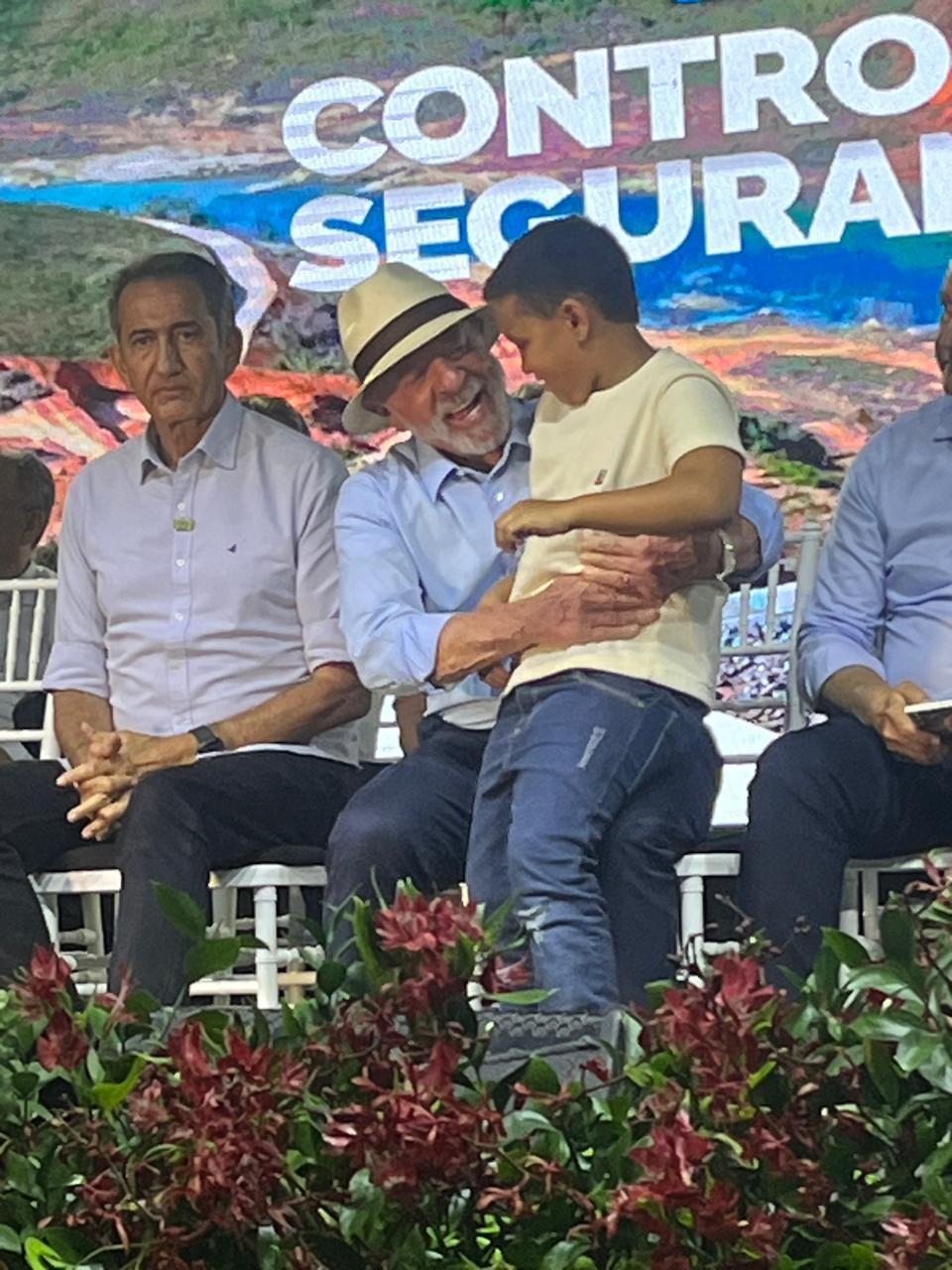 LULA recebe menino em Cupira, Pernambuco, e reforça compromisso com crianças e adolescentes