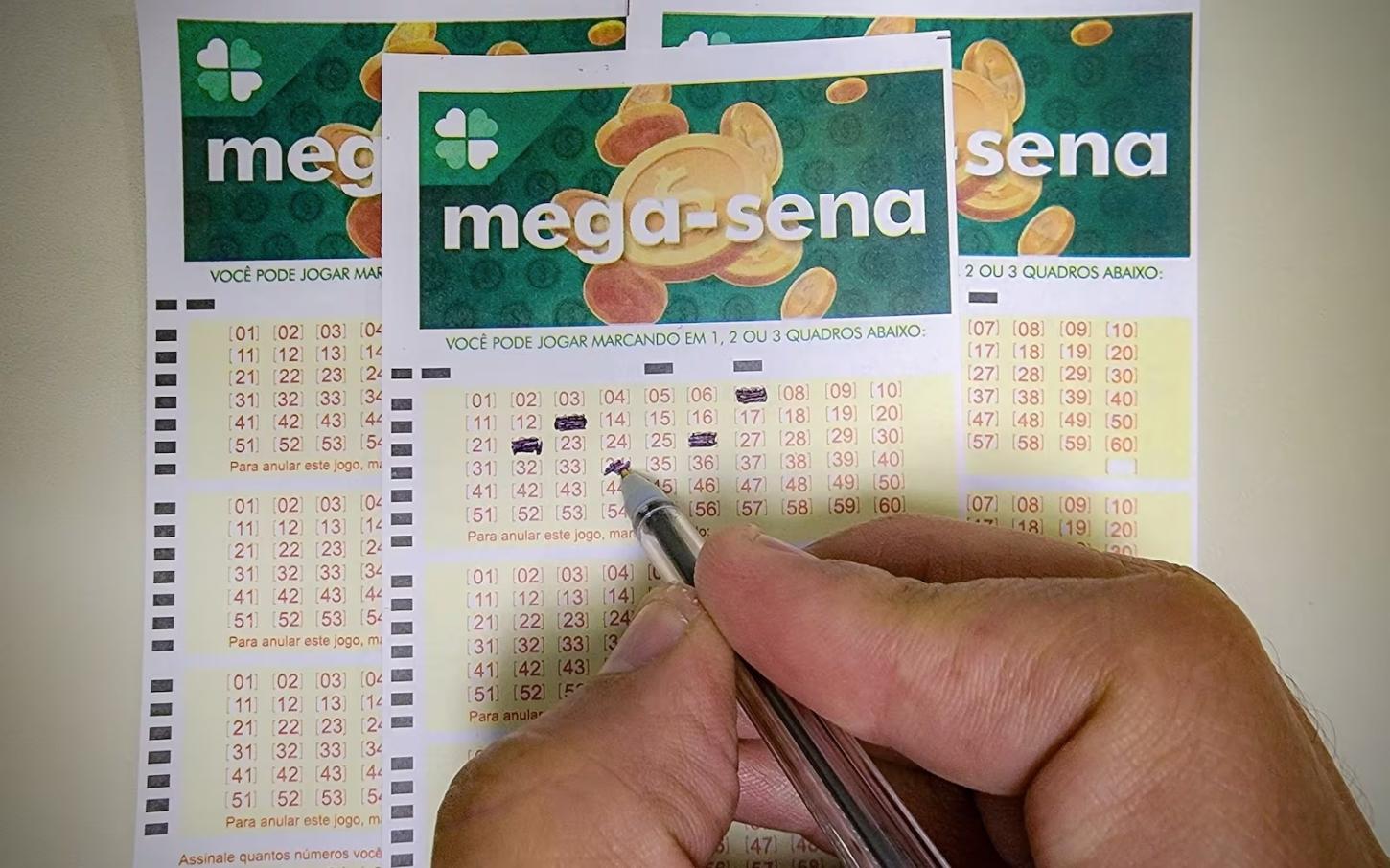 Mega-Sena acumula e pode pagar R$ 8 milhões na quinta-feira; veja os números sorteados