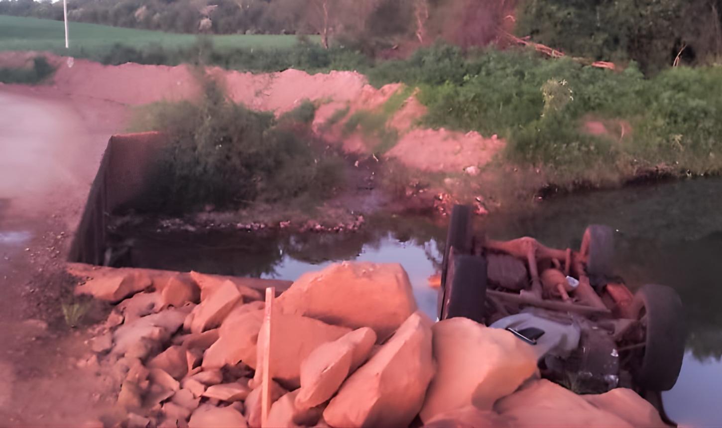 A caminho do plantão, enfermeiro salva pai e filho presos em veículo quase submerso no interior do RS