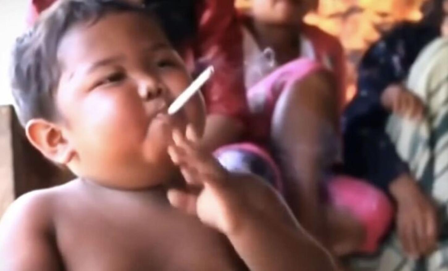 Bebê que fumava 1,2 mil cigarros por mês passou por severo tratamento e se livrou do vício