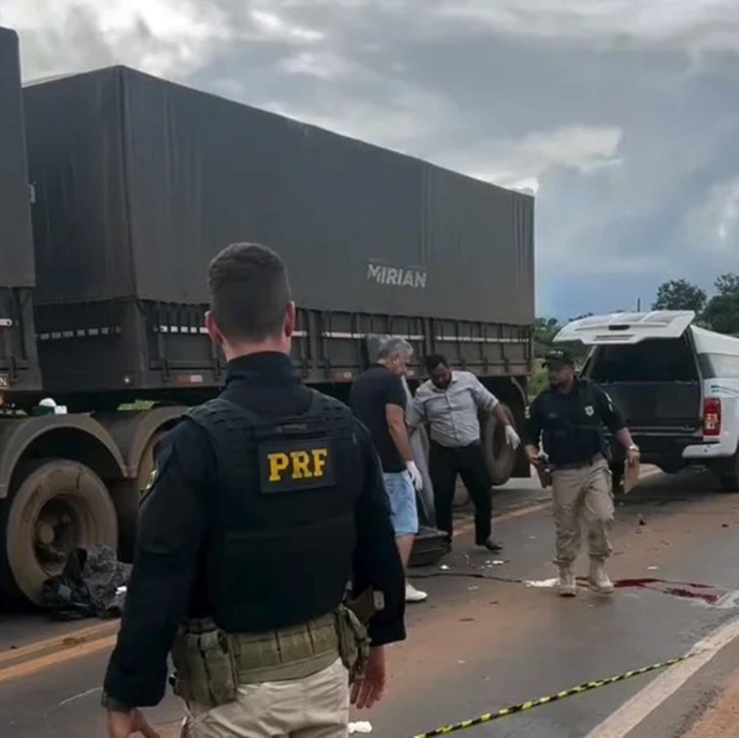 CACOAL - Acidente envolvendo moto, carro e carreta deixa um morto na BR-364