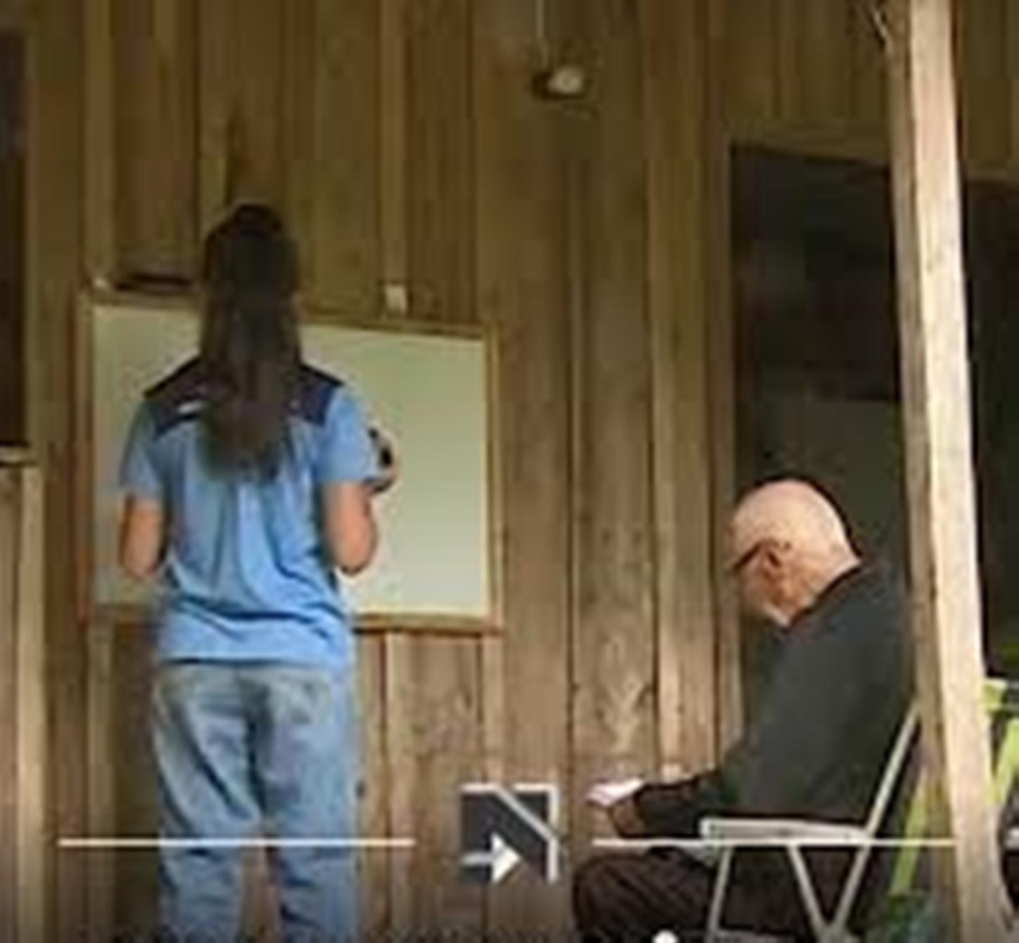 Criança de 11 anos ensina bisavô de 91 anos a ler, escrever e usar o celular apenas com aulas caseiras