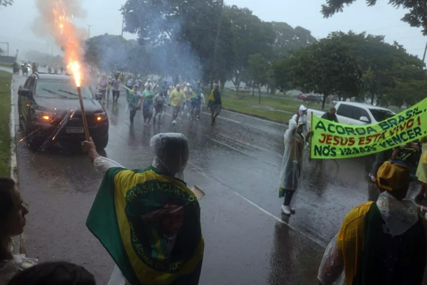 Raio desceu por guindaste e atingiu patriotas na Praça do Cruzeiro. 31 pessoas precisaram de socorro médico