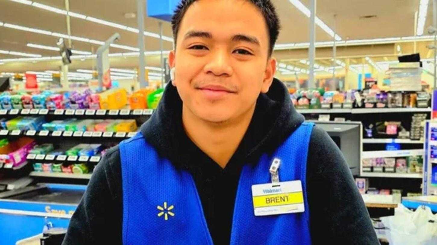 Atendente paga conta de idosa após cartão ser recusado e ganha carro de presente