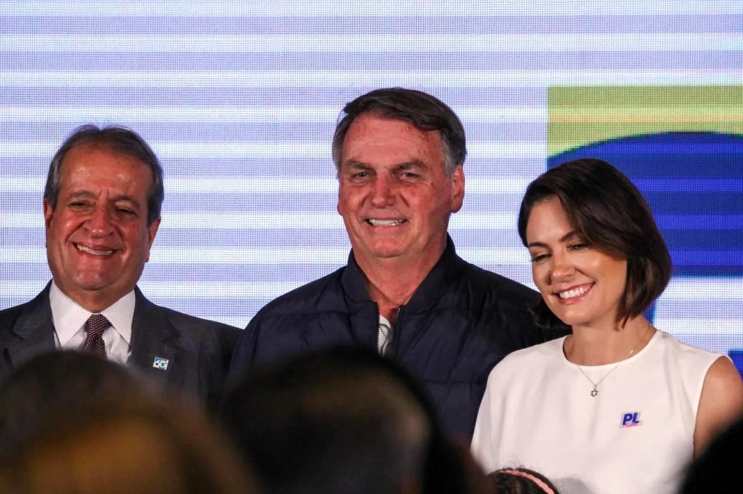 Bolsonaristas veem risco de Michele deixar o PL e de Carlos Bolsonaro migrar para o PSD em SC