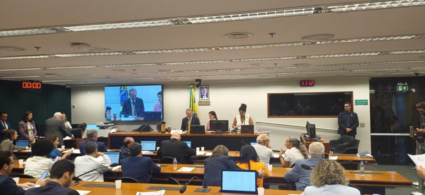 Projeto que restringe atuação da Enfermagem na estética é retirado de pauta após articulação do Cofen