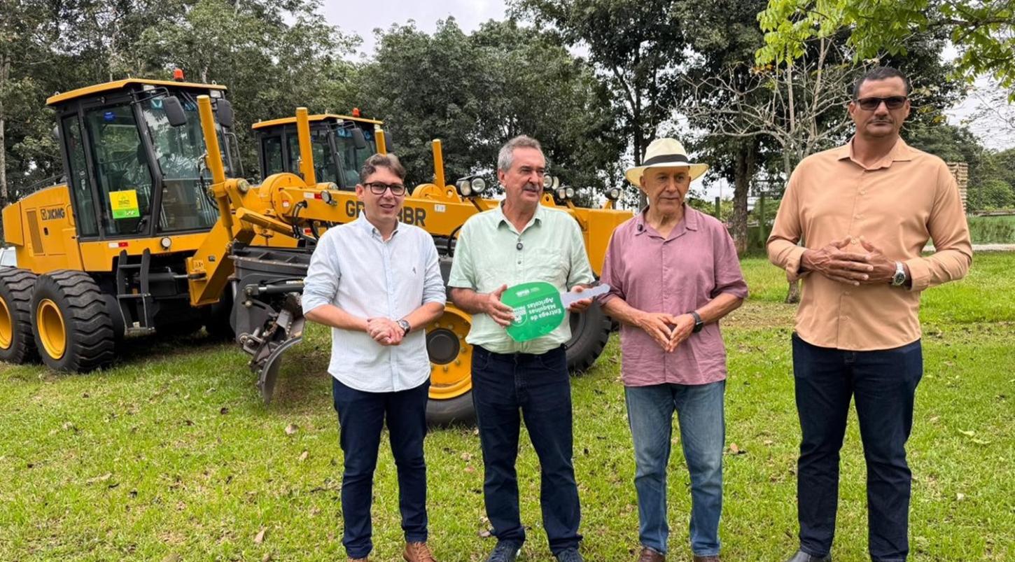 Senador Confúcio Moura entrega motoniveladoras em Nova Brasilândia e Jarú