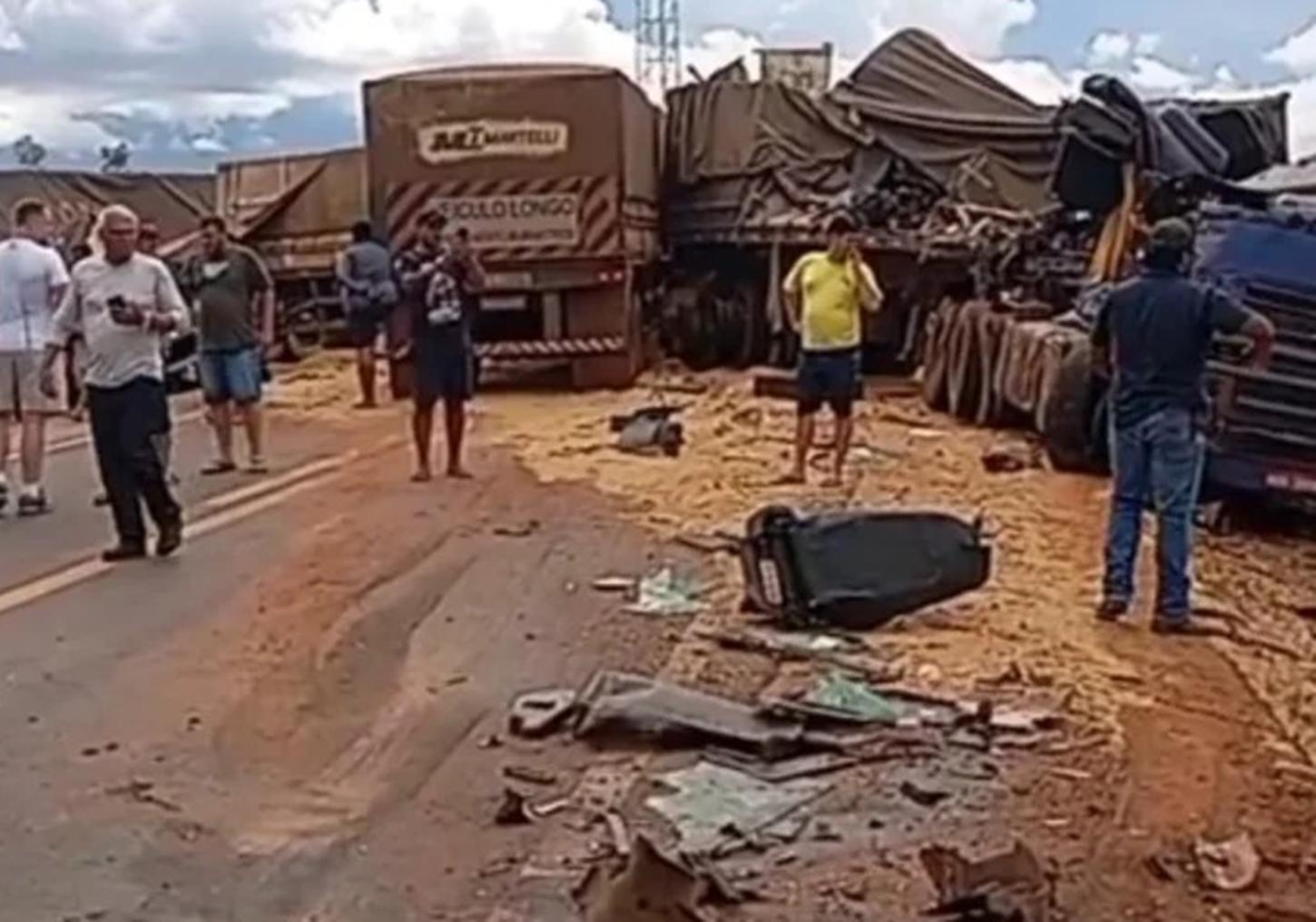 URGENTE - Acidente envolvendo  3 carretas entre Cacoal e Presidente Médici fecha BR 364