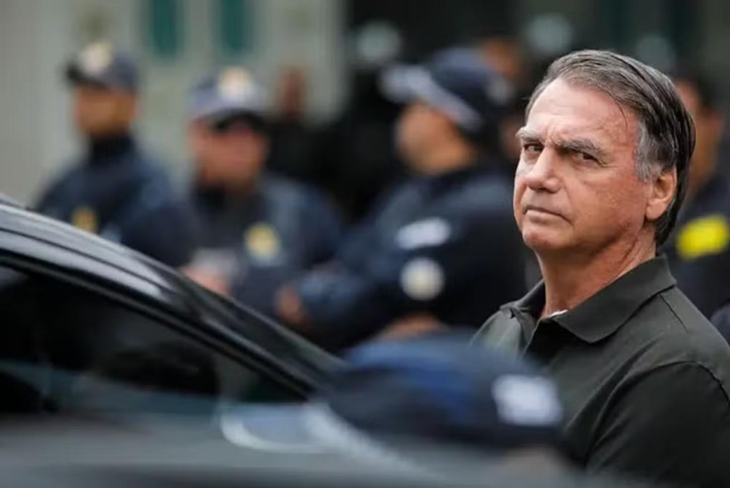 Bolsonaro está na UTI com broncopneumonia, diz boletim médico