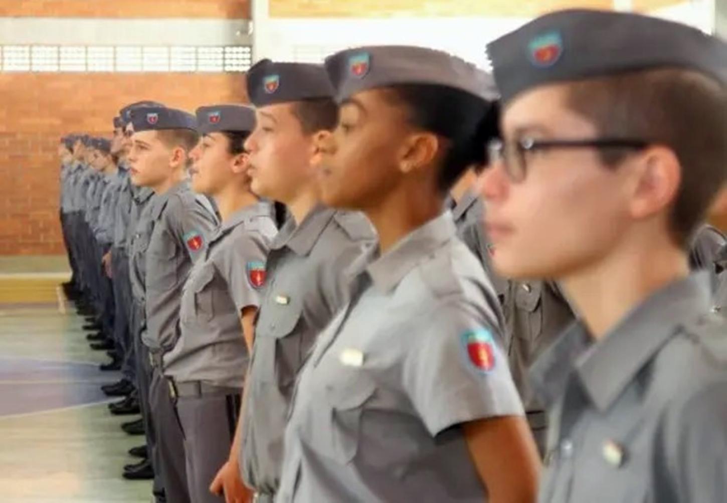 “Eu miro na cabeça, atiro pra matar”: o canto de alunos de uma escola cívico-militar em SC