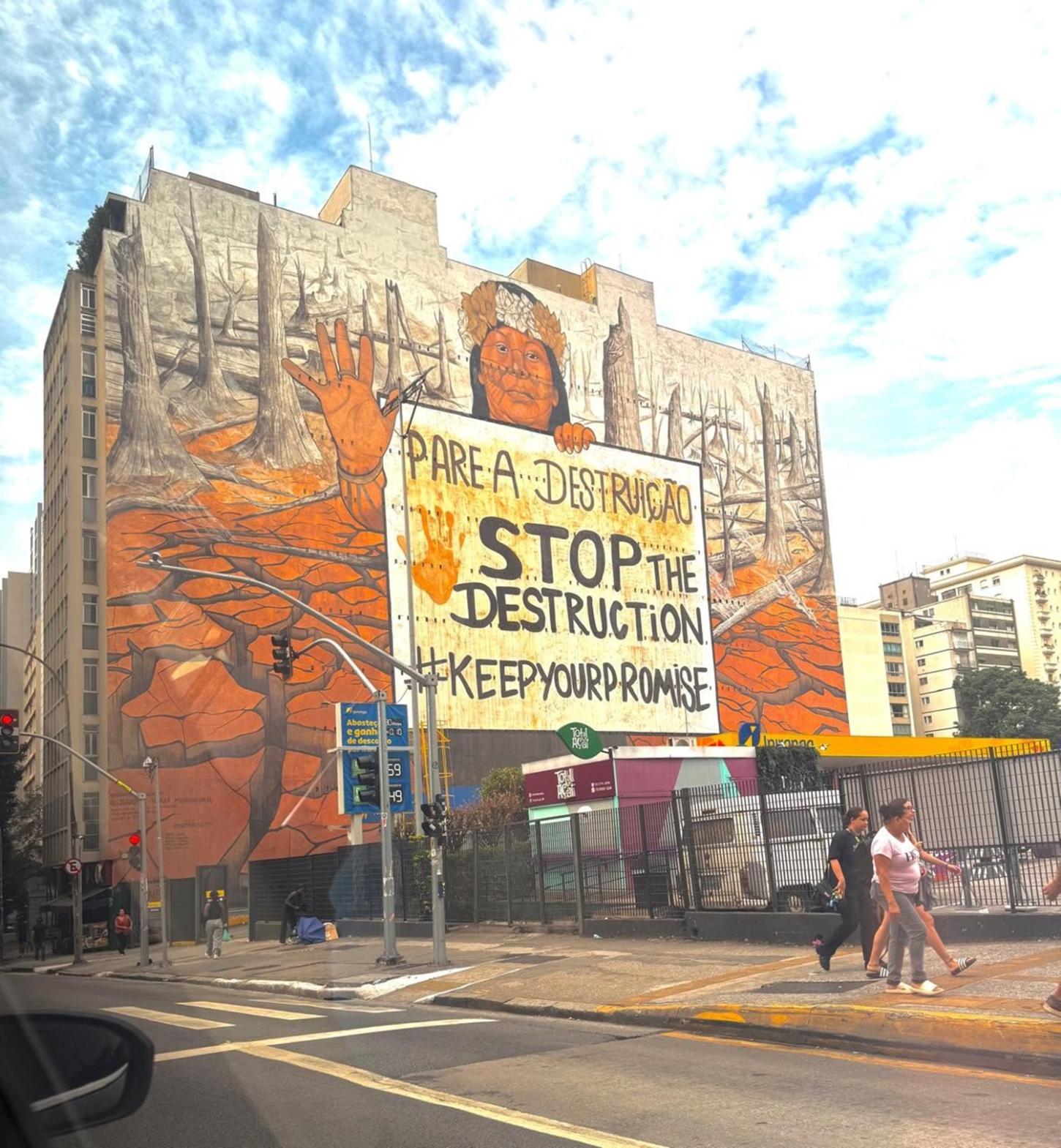 No centro de São Paulo, entre buzinas e pressa, alguém levantou a mão e disse basta.