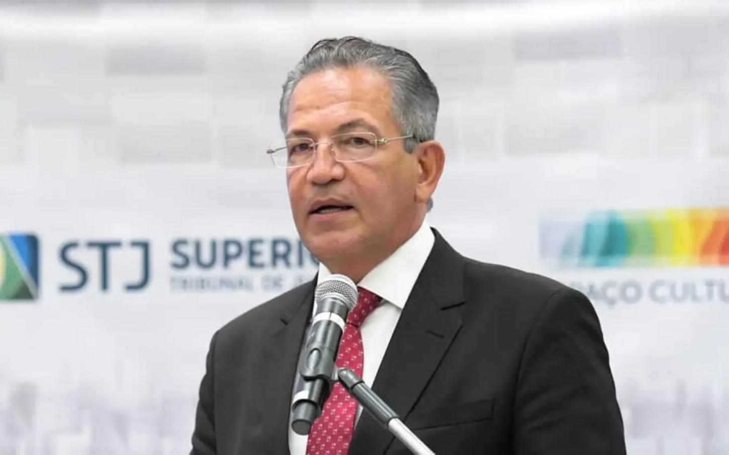 Passageiro de avião surta, ameaça abrir porta e leva mata-leão de ministro do STJ