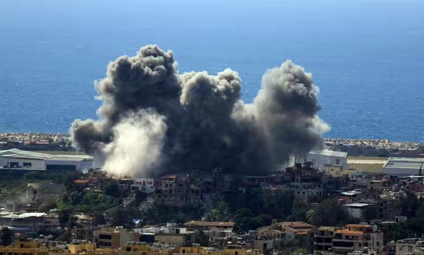 Irã ameaça romper cessar-fogo se Israel continuar atacando o Líbano e volta a fechar Estreito de Ormuz