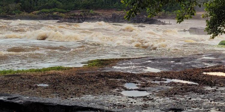 Machadinho D'Oeste - Quatro desaparecem após barco virar em cachoeira no Rio Machado