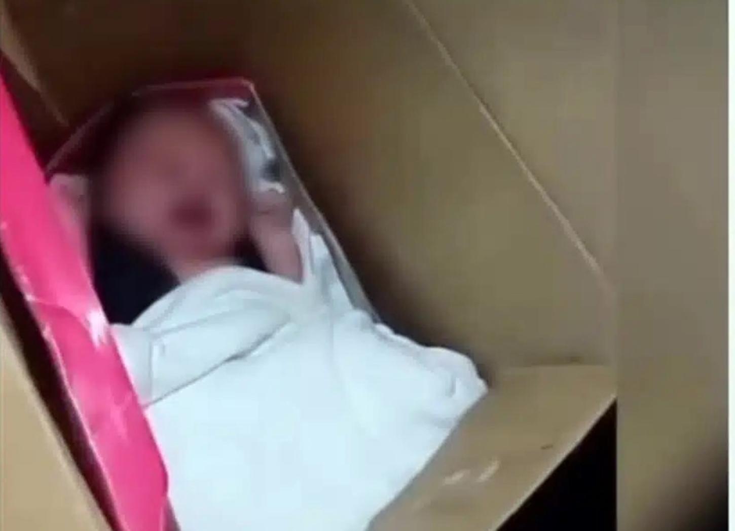 Recém-nascido é achado em caixa de papelão e o bilhete choca