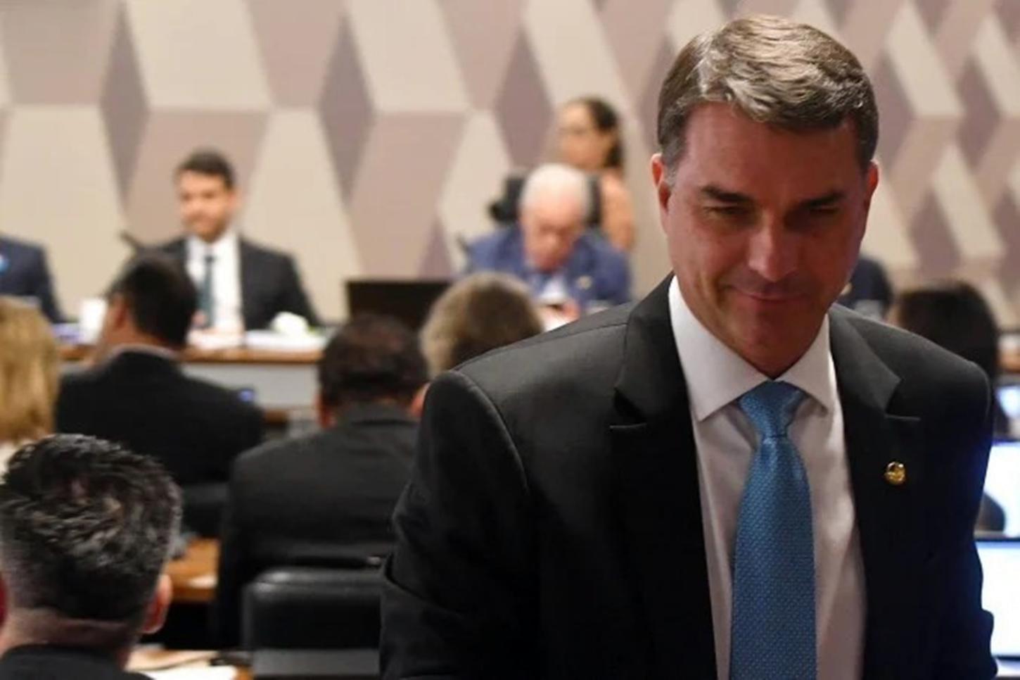 Em áudio, Flávio Bolsonaro cobra R$ 134 milhões de Daniel Vorcaro