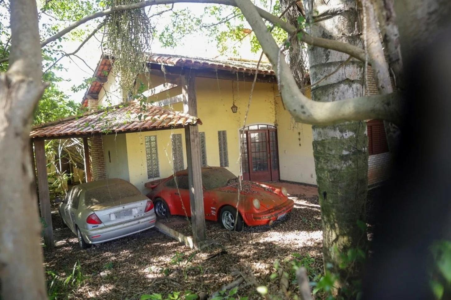 Nem tudo que reluz é ouro: Porsche em mansão abandonada guarda segredo